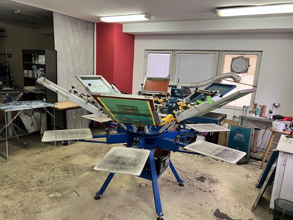 Напълно оборудвана печатница за ситопечат