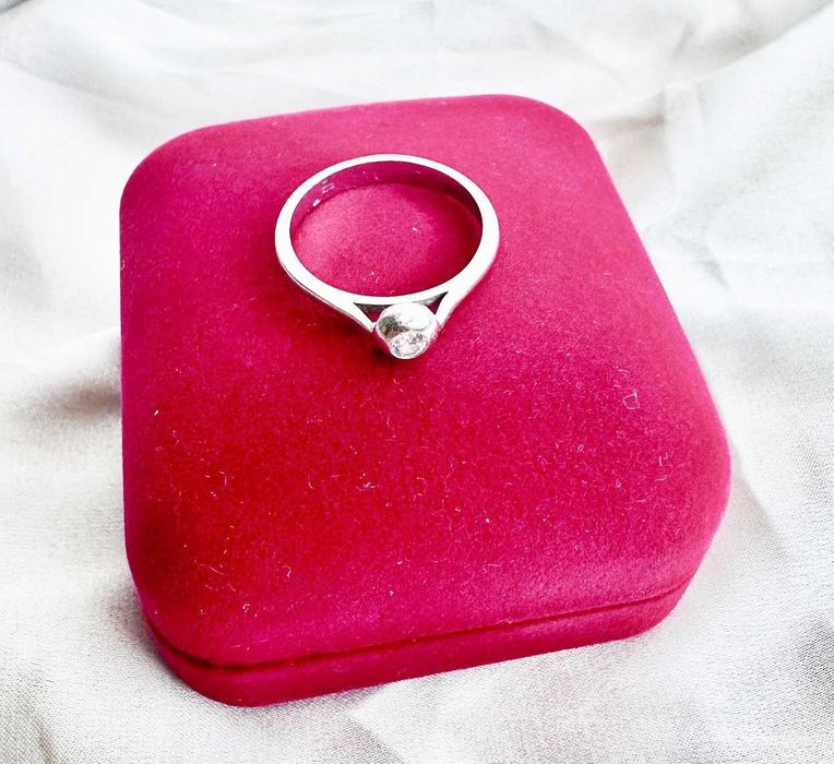 inel solitar din aur alb 18k cu diamant natural