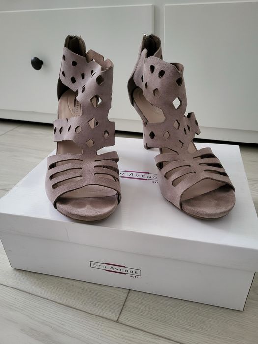 Vand sandale piele intoarsa nr 40 toc culoare nude bej