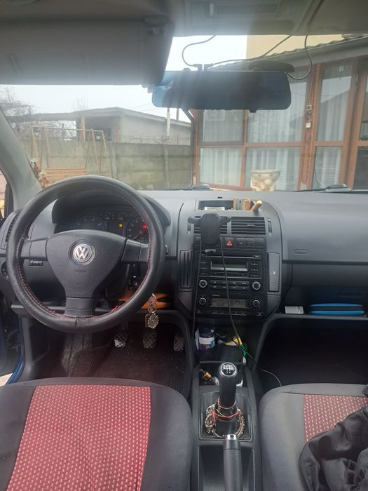 Vând Volkswagen Polo.