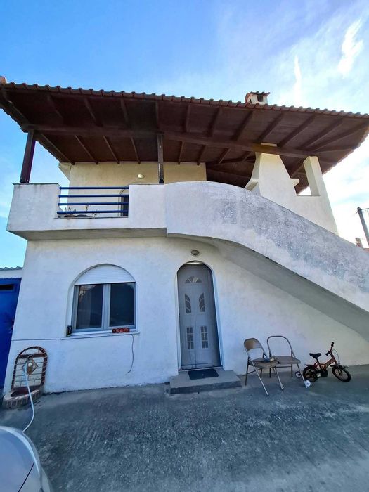 Продава двуетажна къща 92 м2 с двор 400 м2 в Паралия Каряни, Гърция