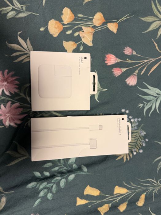 Зарядно и адаптер за MacBook