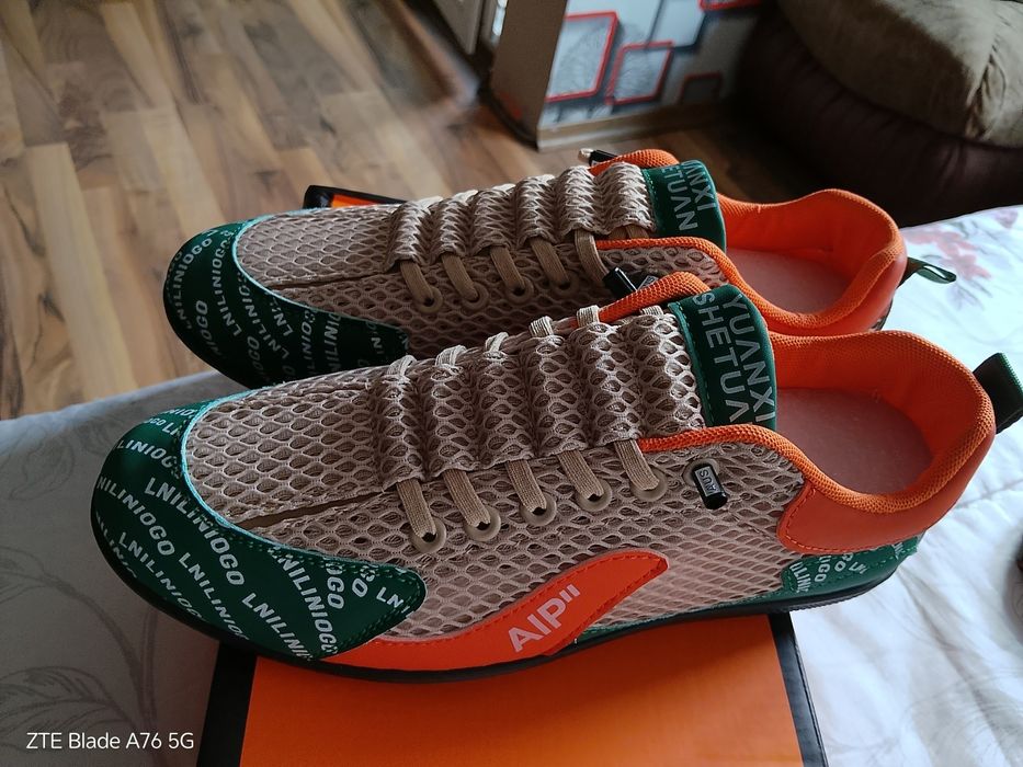 Маратонки, чисто нови