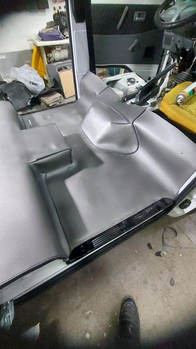 Damas saloniga lenolium solish