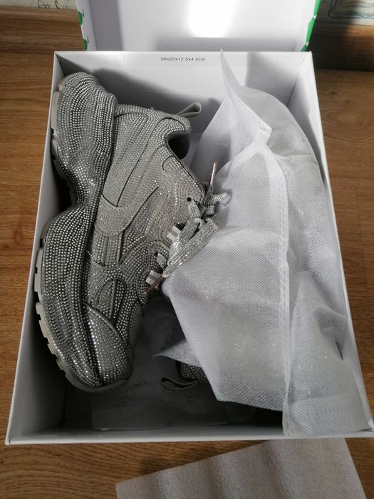 Сникърси с камъчета 38номер,но отговарят на 37!