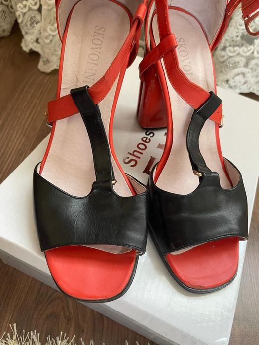 Босоножки на каблуках