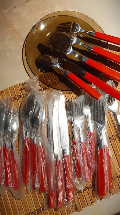 Set tacamuri  inox Argintii stralucitor cu  rosu - 4 persoane