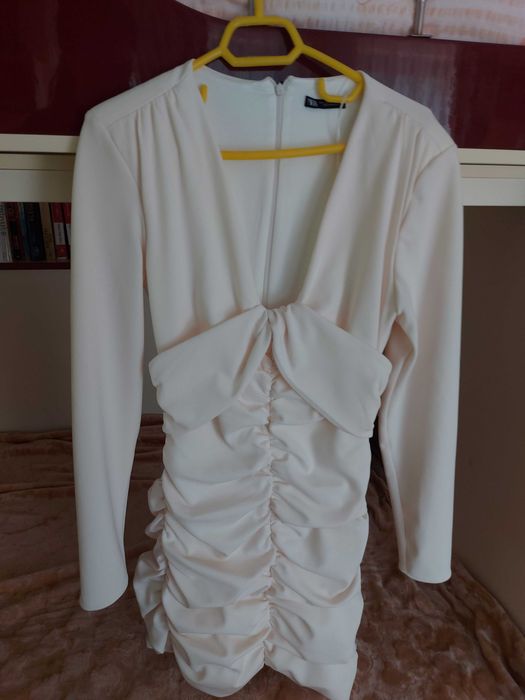 Rochie de seara ideala pentru o ocazie speciala. Cambrata pe corp, cu un design special