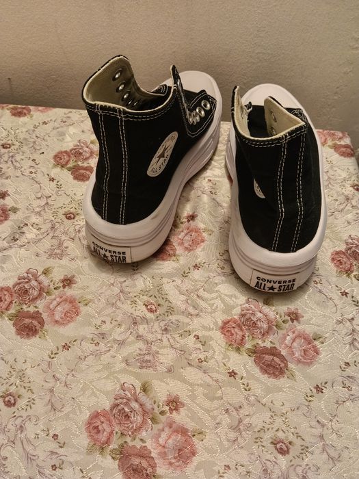 Vând încălțăminte Converse