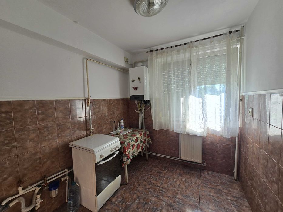 Apartament 2 camere etaj 3 din 4, Bld. Independentei colt cu str. Scolilor