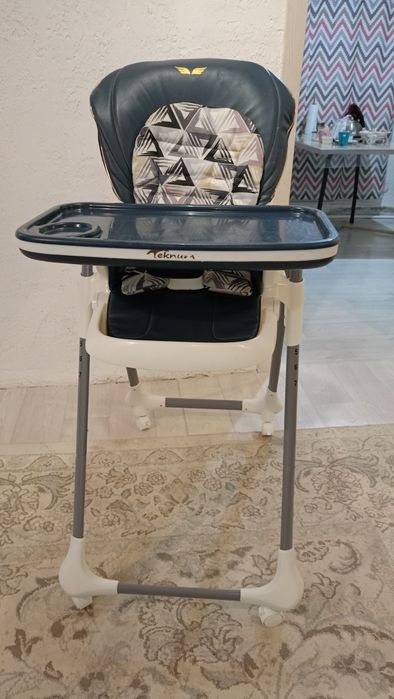 Продам стол для кормление