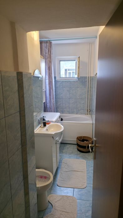Închiriez apartament pe sezon  !