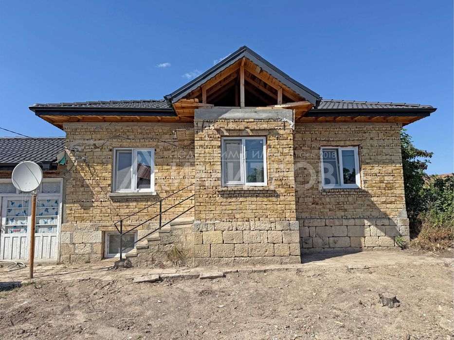 Продава се самостоятелна тухлена къща в гр. Плиска с двор близо 2 дка.