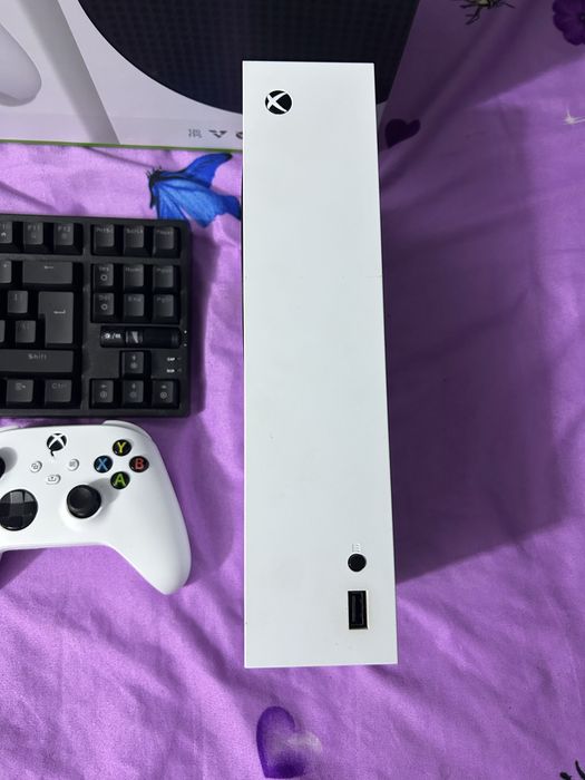 Vand xbox seria s perfect functional+tastatura si controller