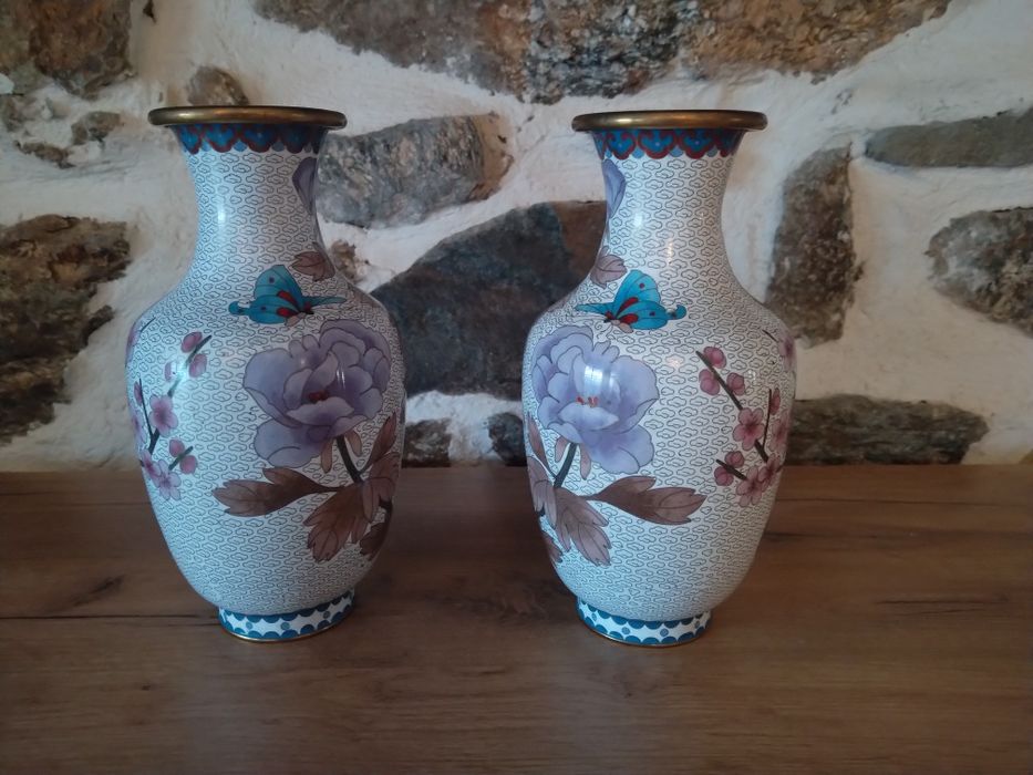 Продавам чифт антикварни вази бронз месинг клетъчен емаил