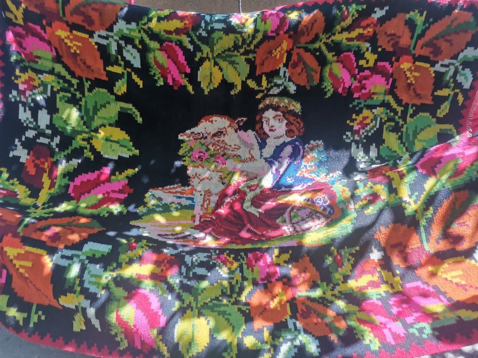 Vând covor de lână tradițional vechime 100 de ani "Fata cu mielul"