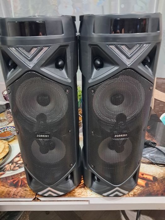 Продаю колонку.читает всё есть микрофон.