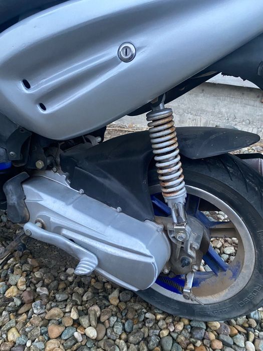 Vând scuter 49 în  doi timpi cu carte Rar si talon