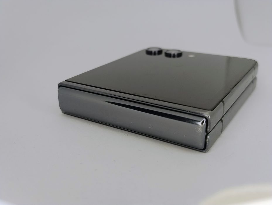 Samsung Z Flip5 Defect