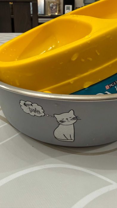Комплект за коте - Легло за котка, транспортна кутия, тоалетна, ножици с гребен, купи и бонус храна