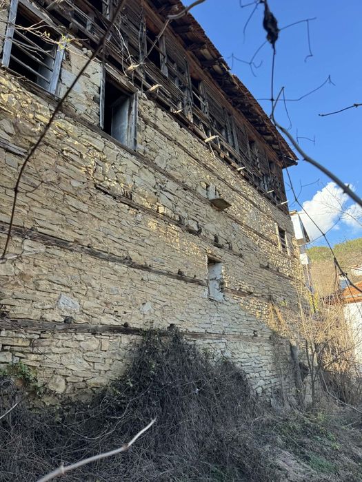 Продавам стара родопска къща в с.Момчиловци