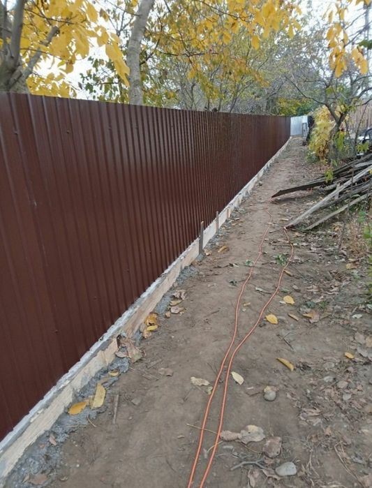 Construim garduri și porți stil jaluzea șipcă metalică tablă cutata