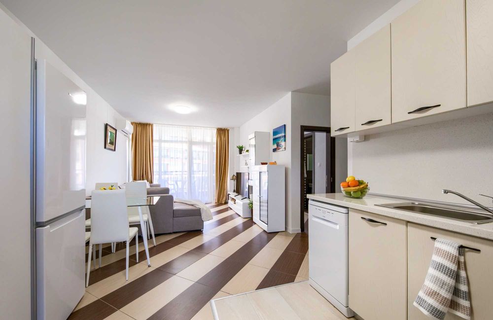 На плажа! Двустаен с две бани с гледка море в комплекс Хевън!