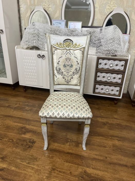 Белые стулья для гостиной