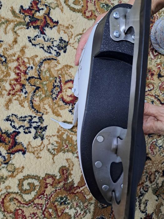 Продам новые фигурные коньки