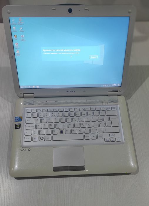 Ноутбук Sony белого цвета выпуск 2009г.