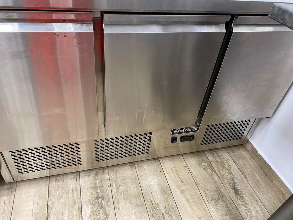 Masă frigorifică profesională Hendi 380L cu vitrină ingrediente – inox, aproape nouă, factură