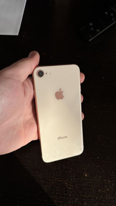 Iphone 8 rose 90% baterie