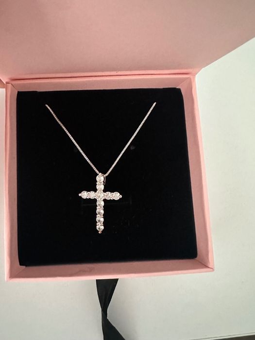 Дамско колие с кръст