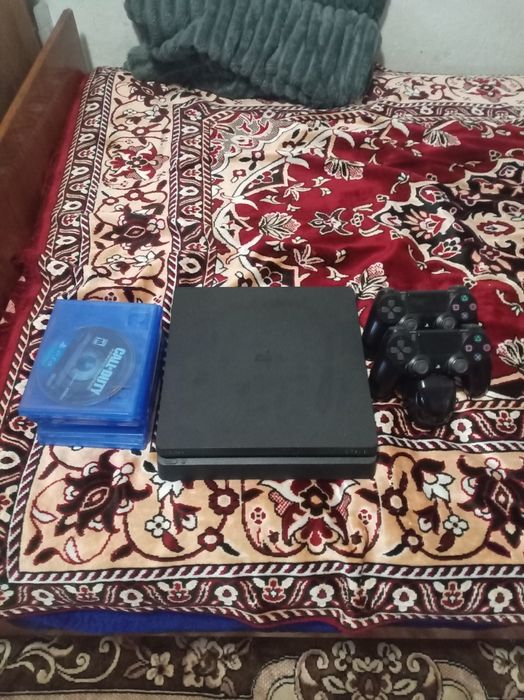 Продам пс4 в хорошем состоянии