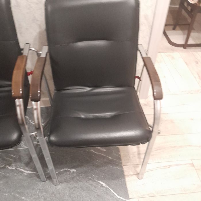 Продам офисное кресло и стулья