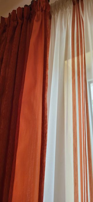 Vand galerie lemn cu perdea si draperie