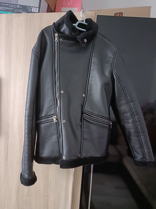 Vând geacă preț 200 negociabil