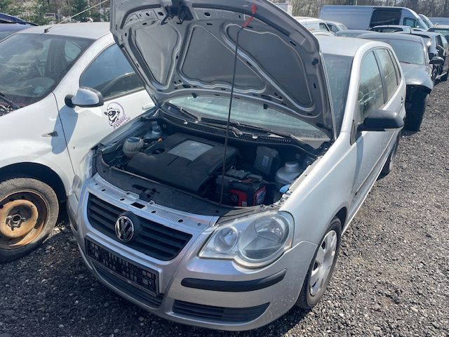 Dezmembrez Volkswagen Polo 9N 1.2 benzina BME 2007