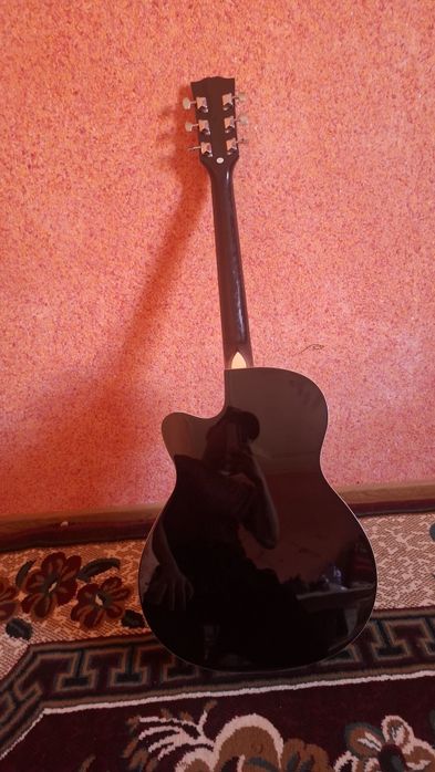 Akustik gitara sotiladi kelishamiz