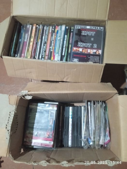 300taga yaqin  boevik serial kino disklar sotiladi