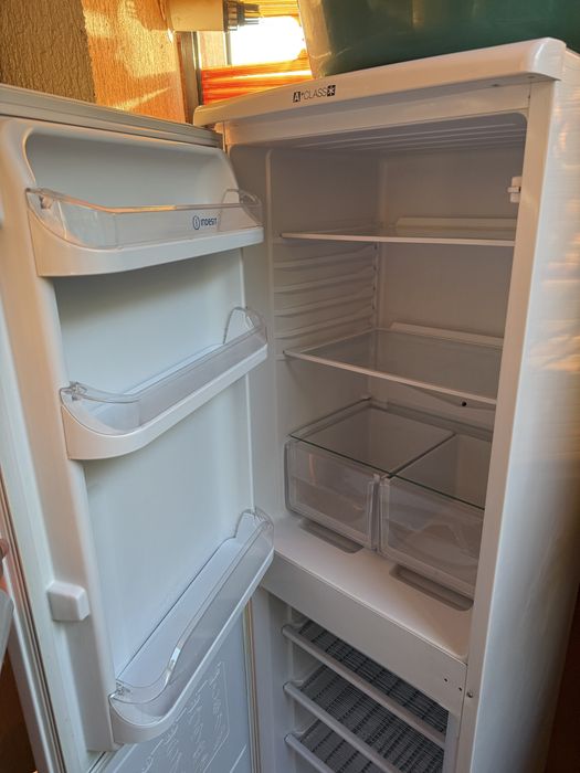 Frigider INDESIT cu congelator separat