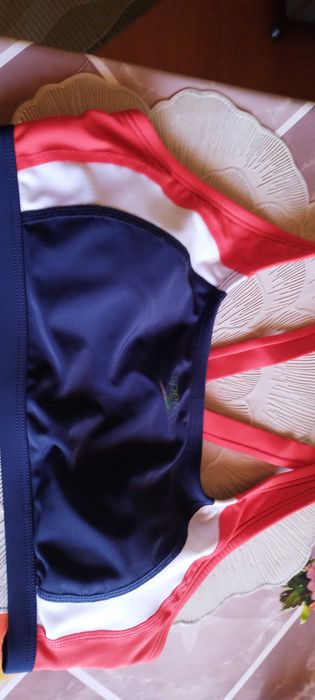 Bustieră inot de la Speedo! Marimea: S! Nou far etichete! Albastru.ros