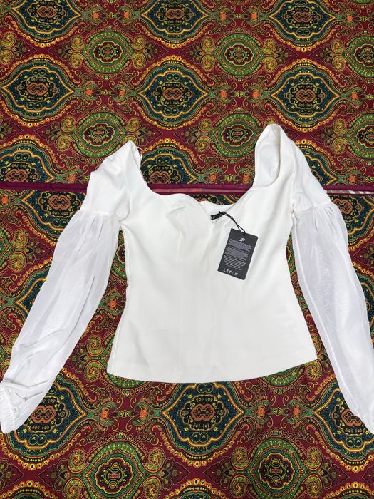 Стильная белая блузка