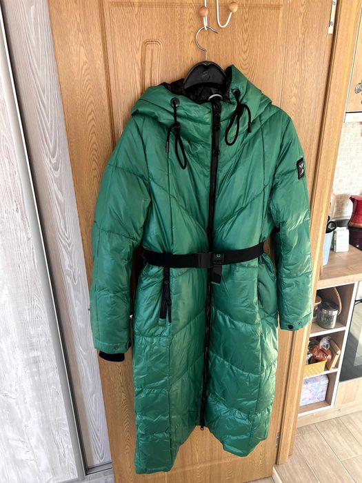 Дълго зимно яке в смарагдовозелен цвят – топло, леко и удобно