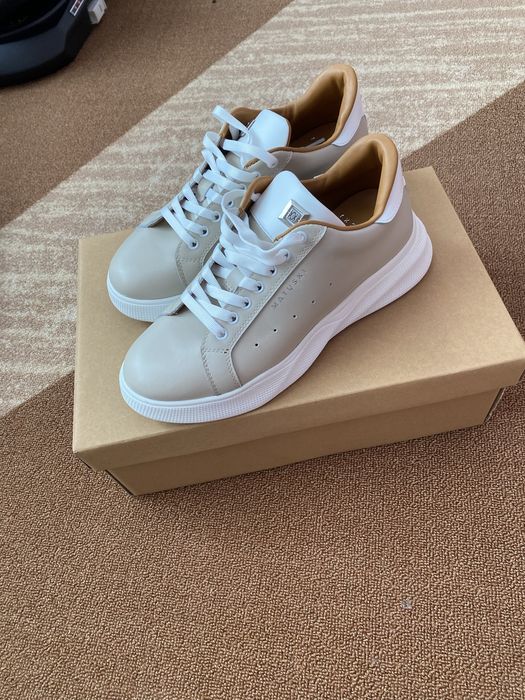 Нови дамски кецове в кутия