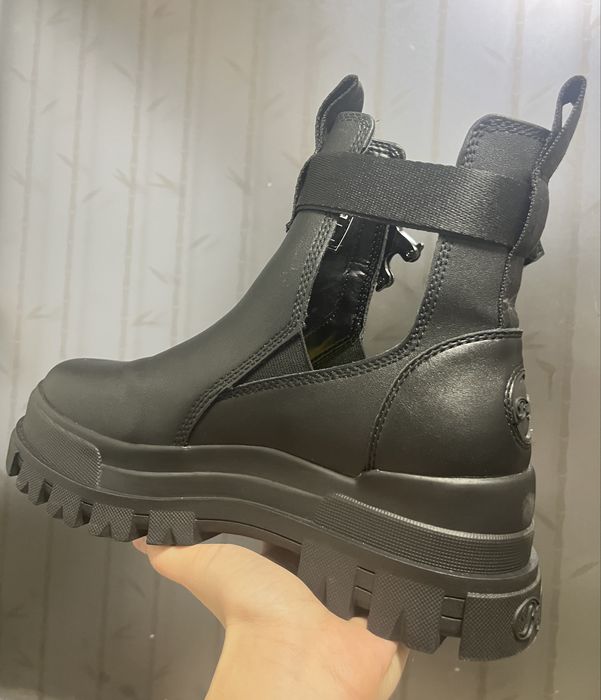 Ghete Buffalo de dama, noi in cutie