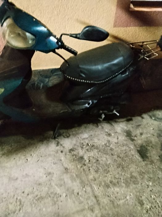 Vând scuter g y6 de 80 merge foarte bine nu are probleme și am și acte