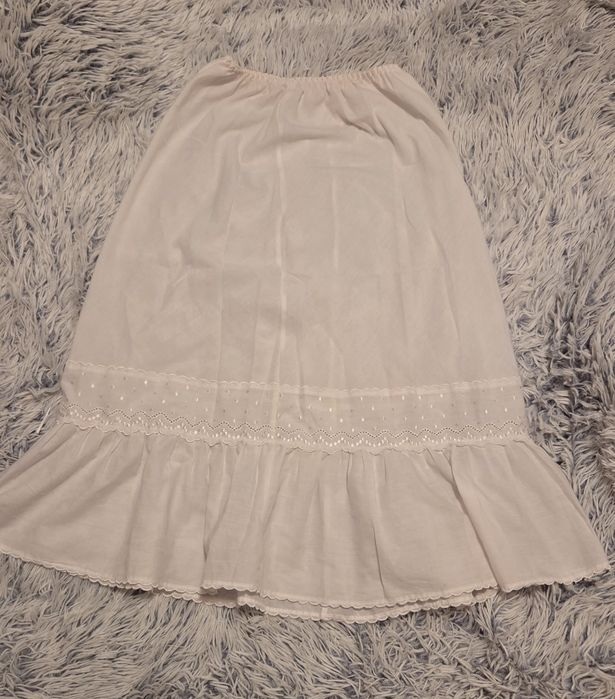 Jupă brodată, potrivita sub fuste