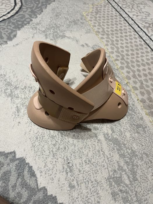 Шейный ортез (шейный воротник)