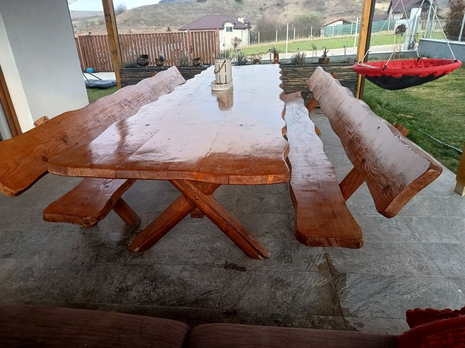 Vind masa si 2 banci din lemn , pentru  terasa